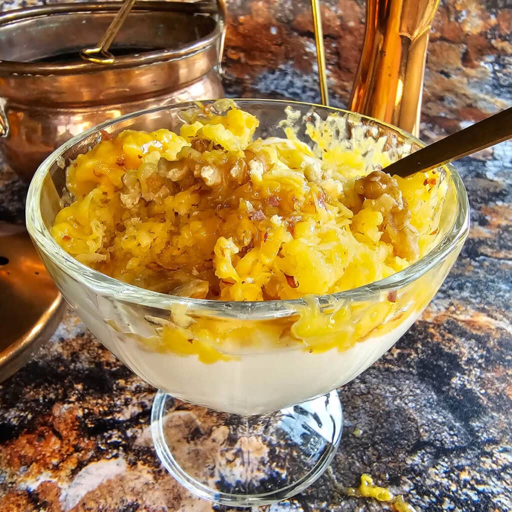 Pyszne kluski ziemniaczane z puree i mięsem, tradycyjne danie kuchni polskiej, podawane z masełkiem i skwarkami.