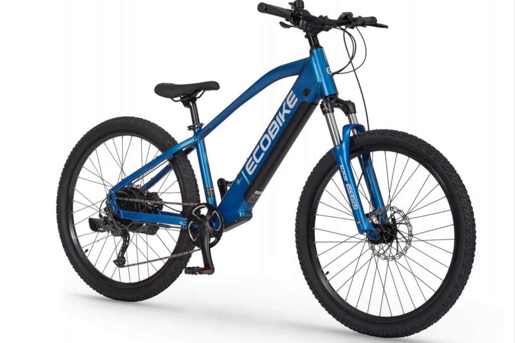 Nowoczesny rower górski e-bike w niebieskim kolorze z amortyzacją i hamulcami tarczowymi. Idealny do jazdy po terenach rekreacyjnych.