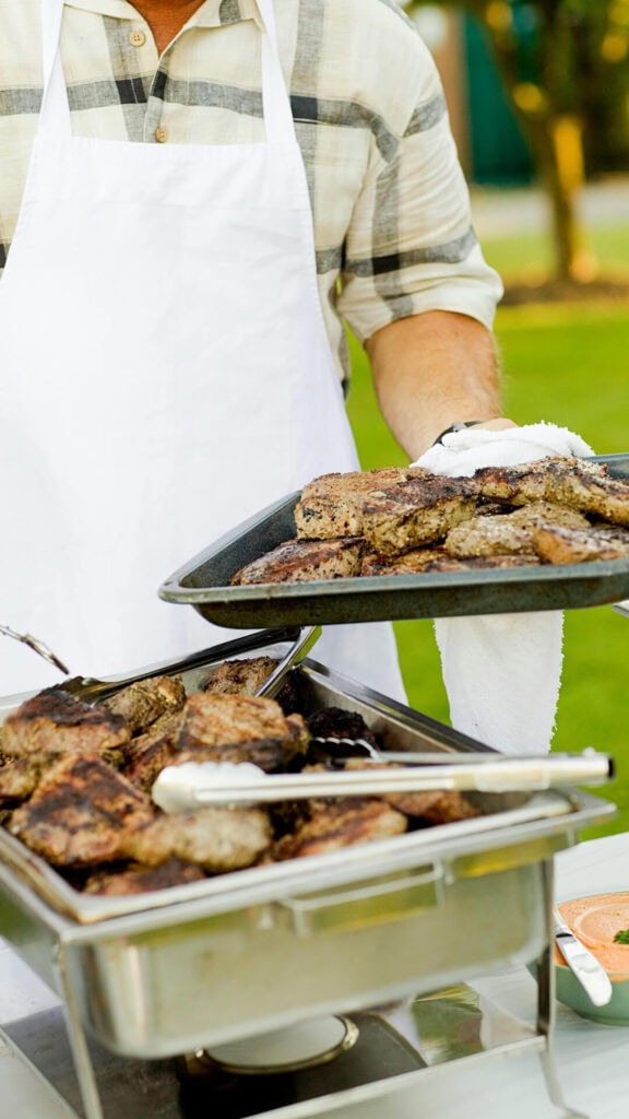 Pierwszorzędny grill z mięsem i potrawami na świeżym powietrzu, idealny na relaksujące chwile na łonie natury.