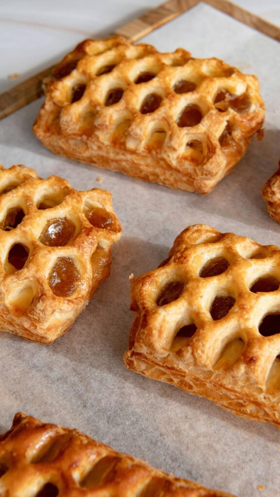 Chrupiące ciastka z owocowym nadzieniem na papierze do pieczenia. Idealne na deser lub przekąskę.