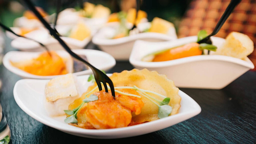 Szereg przekąsek i dań kuchni regionalnej serwowanych w eleganckim lokalu gastronomicznym na stronie relaxwterenie.pl.